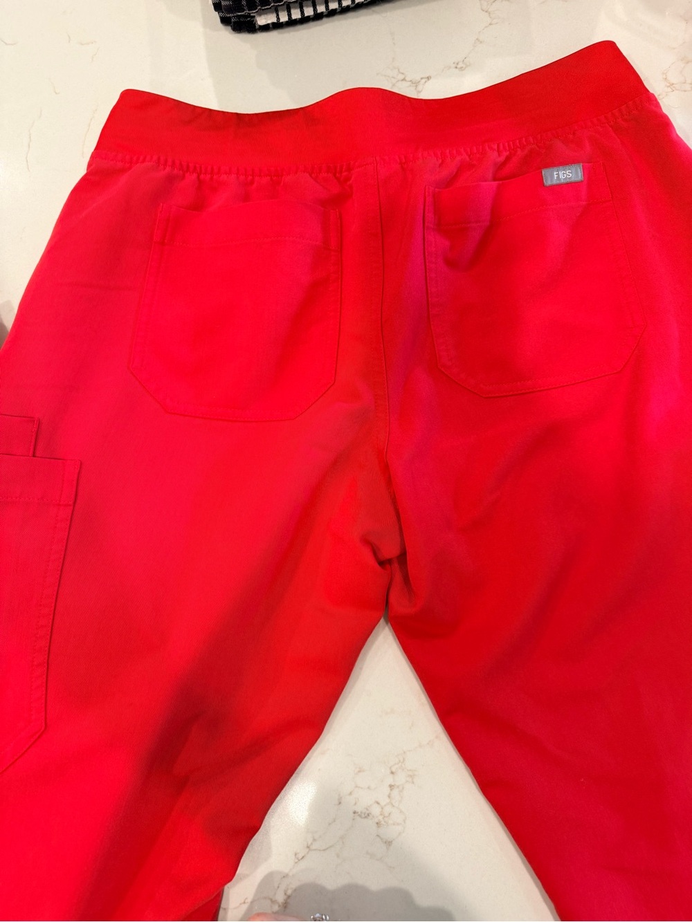 Figs Women's Scrub Top and Pants in Vibrant Hibiscus. Small top med pants - Picture 15 of 15